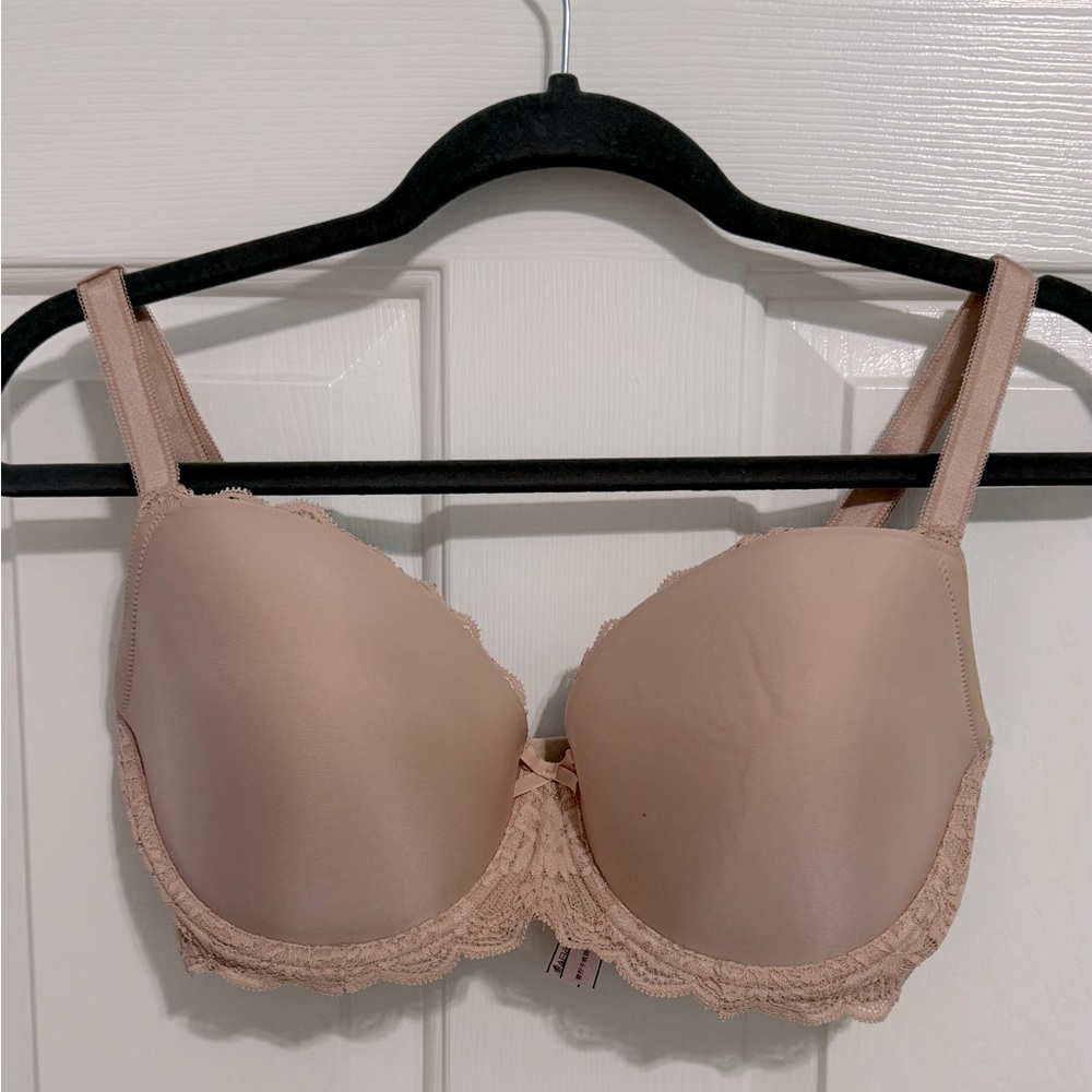 34DDD Victoria Secret underwire bra with adjustable straps & wide secure closure